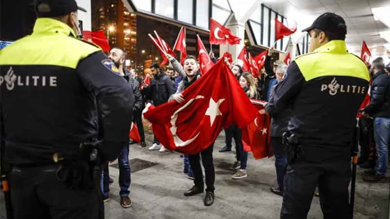 'Gençler Türkiye'de radikaller tarafından eğitiliyor'