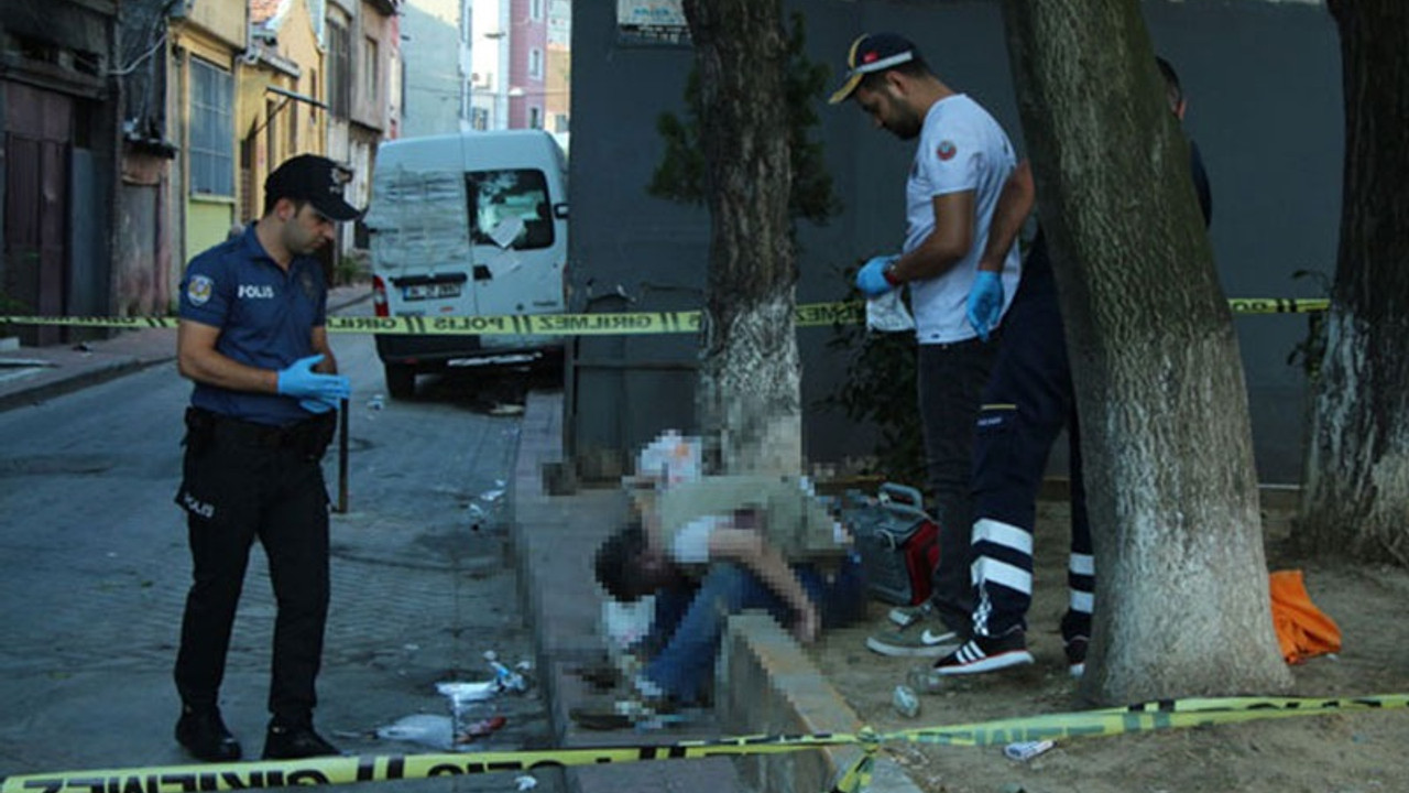 İlk önce herkes oturuyor zannetti