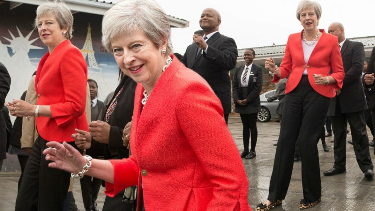 Theresa May'in dansı İngiltere'de alay konusu oldu