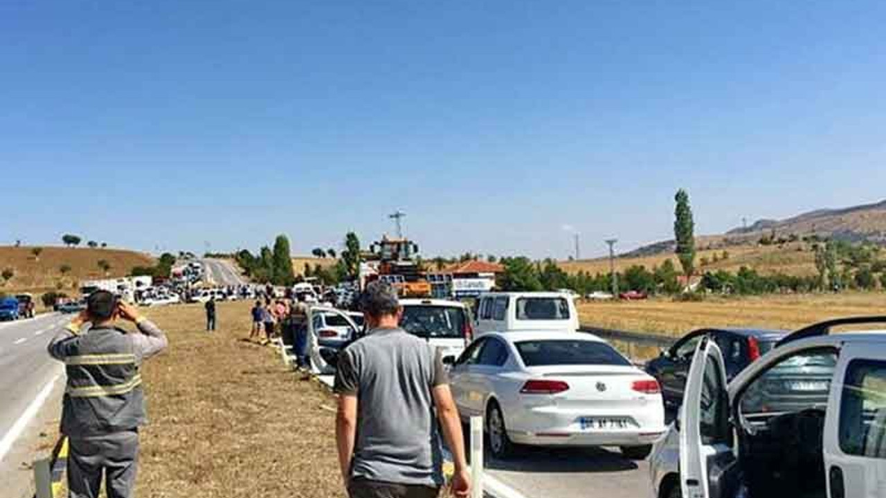 Çiftçiler, Ankara-Çankırı karayolunu trafiğe kapattı