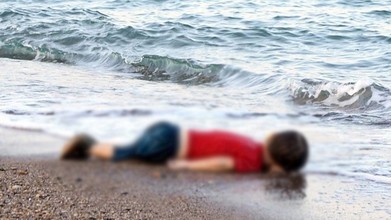 Aylan bebeği fotoğraflayan muhabirin işine son verildi