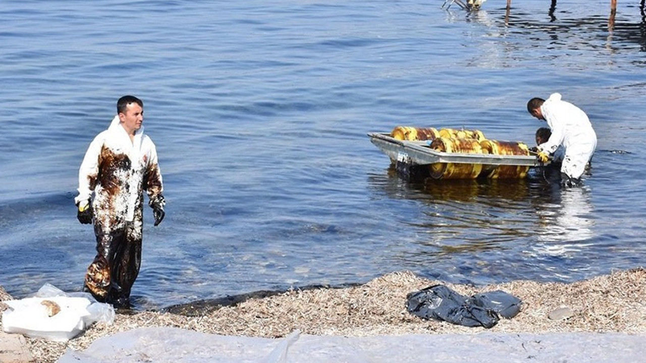 Foça'da petrol sızıntısı: Temizlik göstermelik dava açacağız