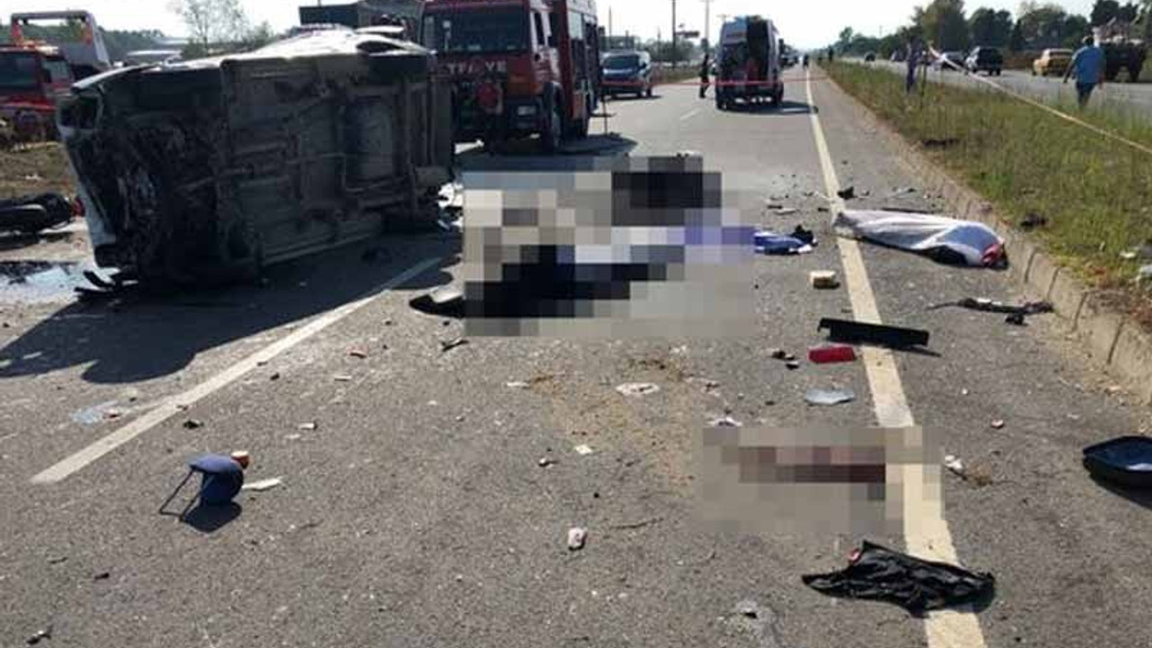 Hafif ticari araç motosikletli gruba çarptı: 7 ölü, 3 yaralı