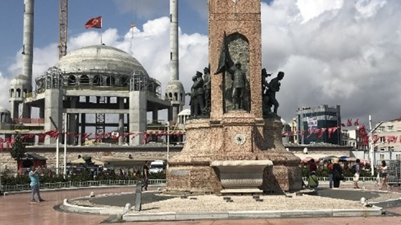 Taksim'deki Cumhuriyet Anıtı'nı kırdılar