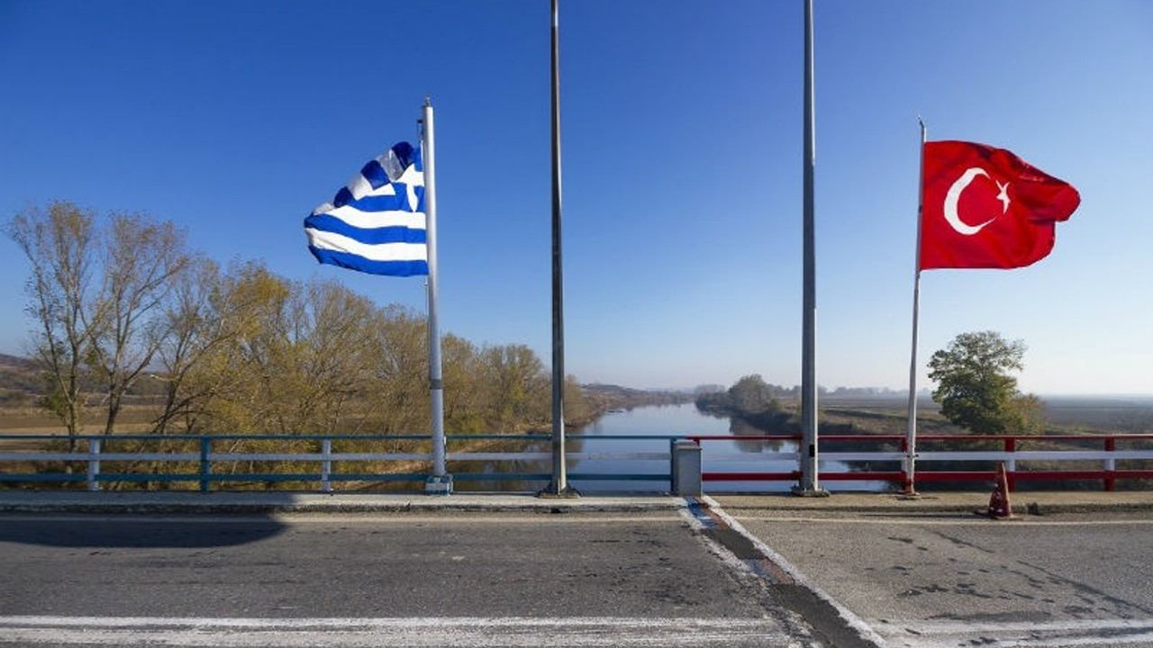 Yunanistan gözaltına aldığı askerleri iade etti