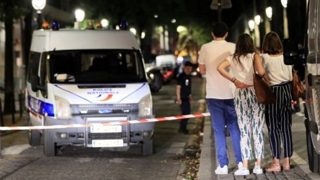 Paris'te bıçaklı saldırgan dördü ağır yedi kişiyi yaraladı