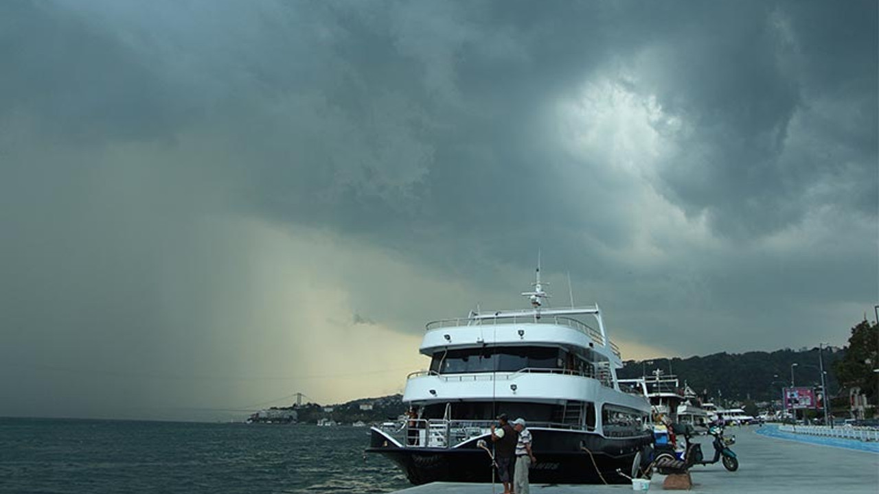 İstanbul'da kara bulutlar ve yağmur