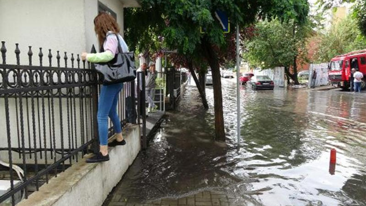 Sokağı su bastı, hastane girişi kapandı