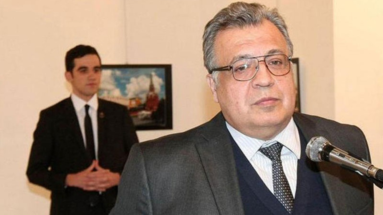 İdlib'de cihatçılar Karlov'un katilinin posterini taşıdı