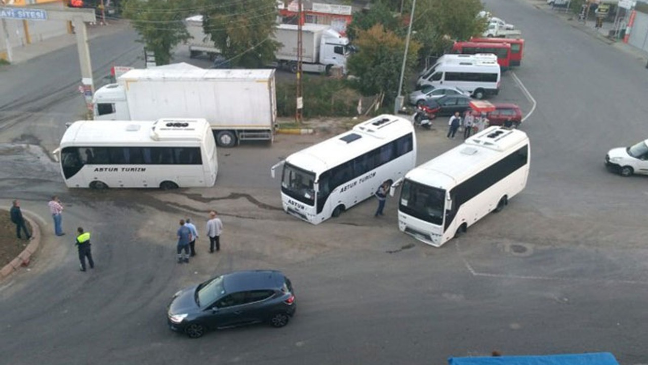 Araçlar çöken yoldaki çukura saplandı