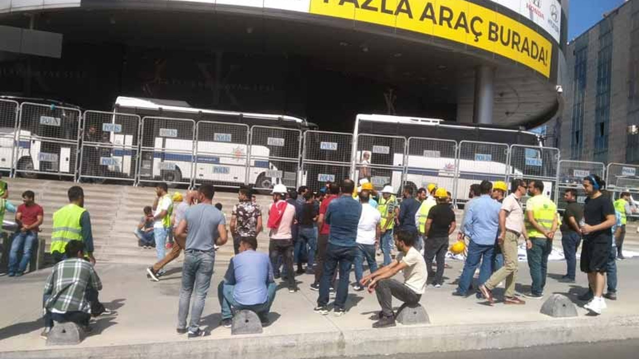 Yeşil Kundura önünde işçi eylemi