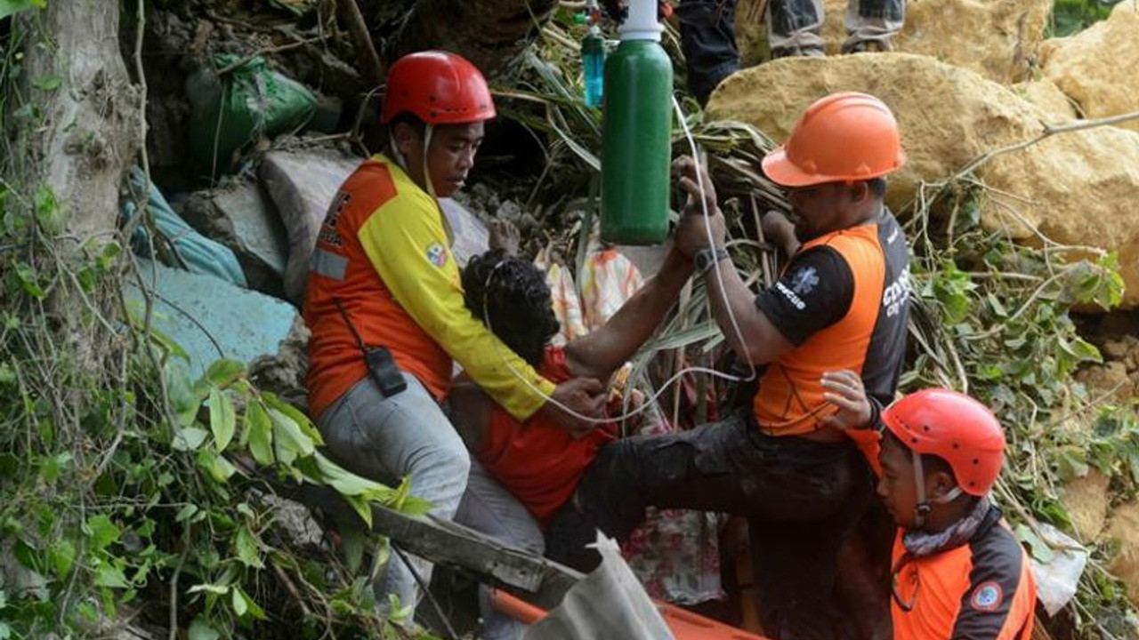 Filipinler'de toprak kayması: Toprak altındakiler mesaj atıyor