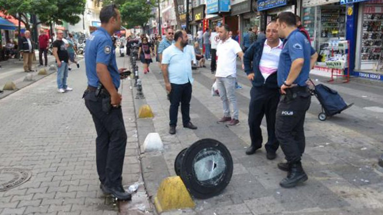 Kadıköy'de yürürken başına sokak lambası düştü