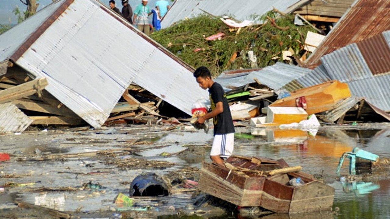 Endonezya'da depremin ardından tsunami: En az 30 ölü