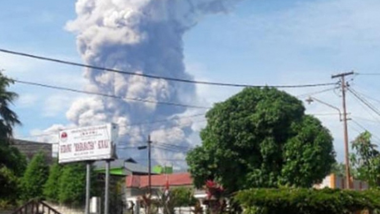 Endonezya'da deprem ve tsunaminin ardından yanardağ patladı