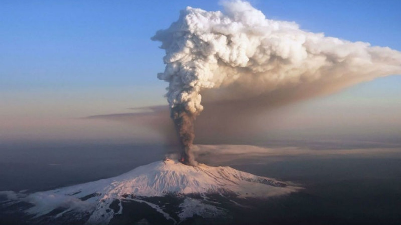 'Etna Yanardağı denize kayıyor'