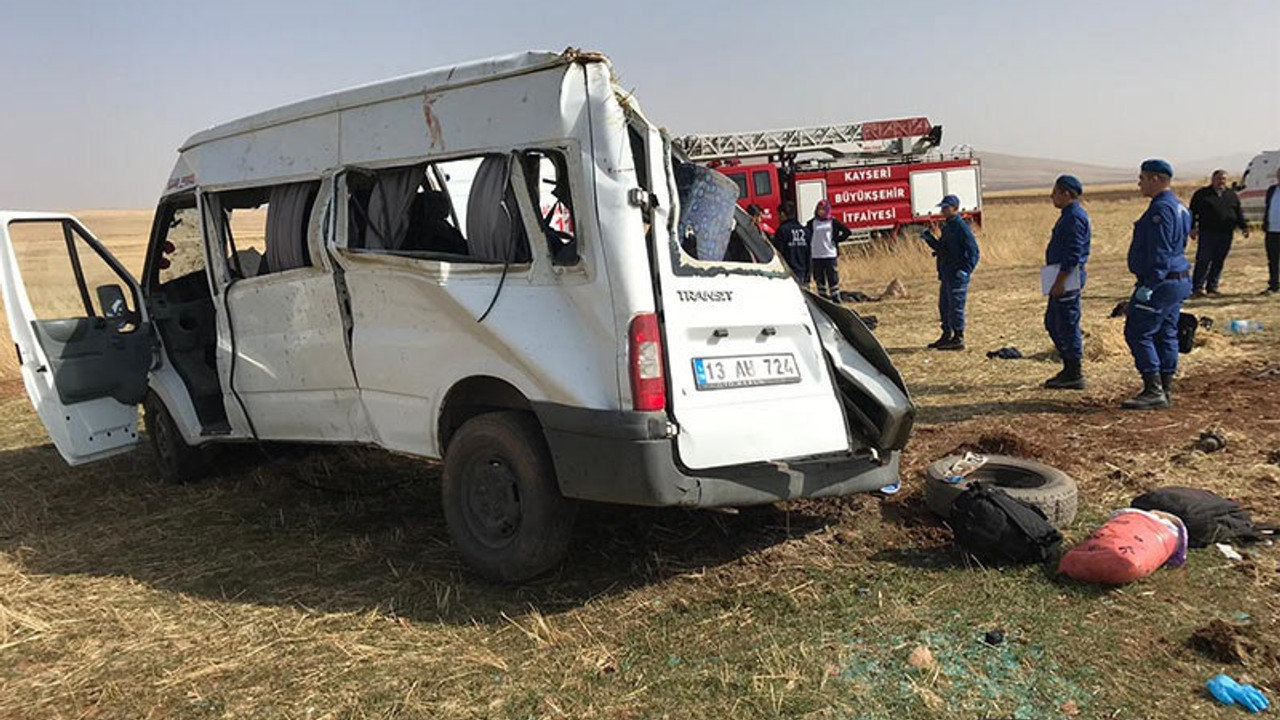 Göçmenleri taşıyan minibüs devrildi: 2 ölü, 20 yaralı