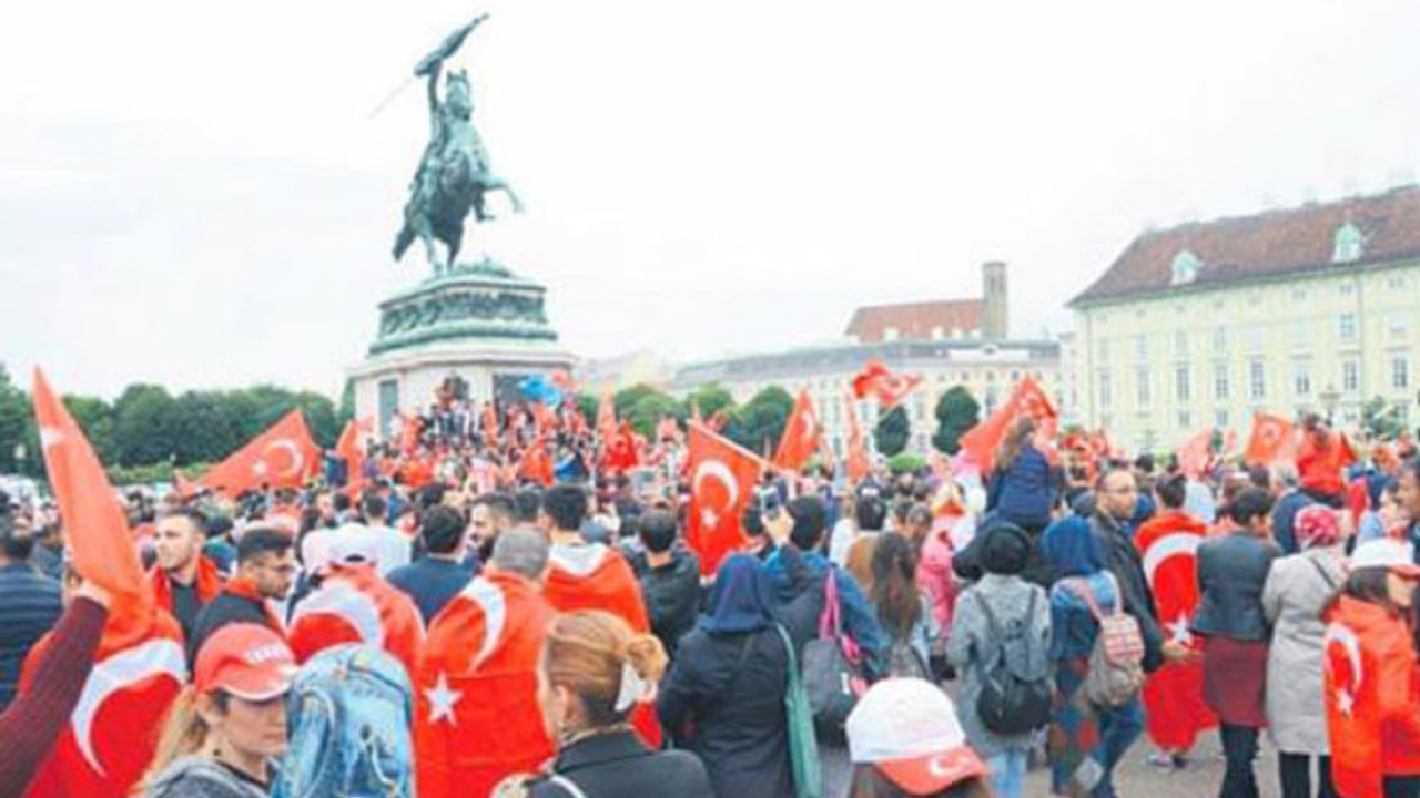 Avusturya 15 bin Türk'ün peşinde