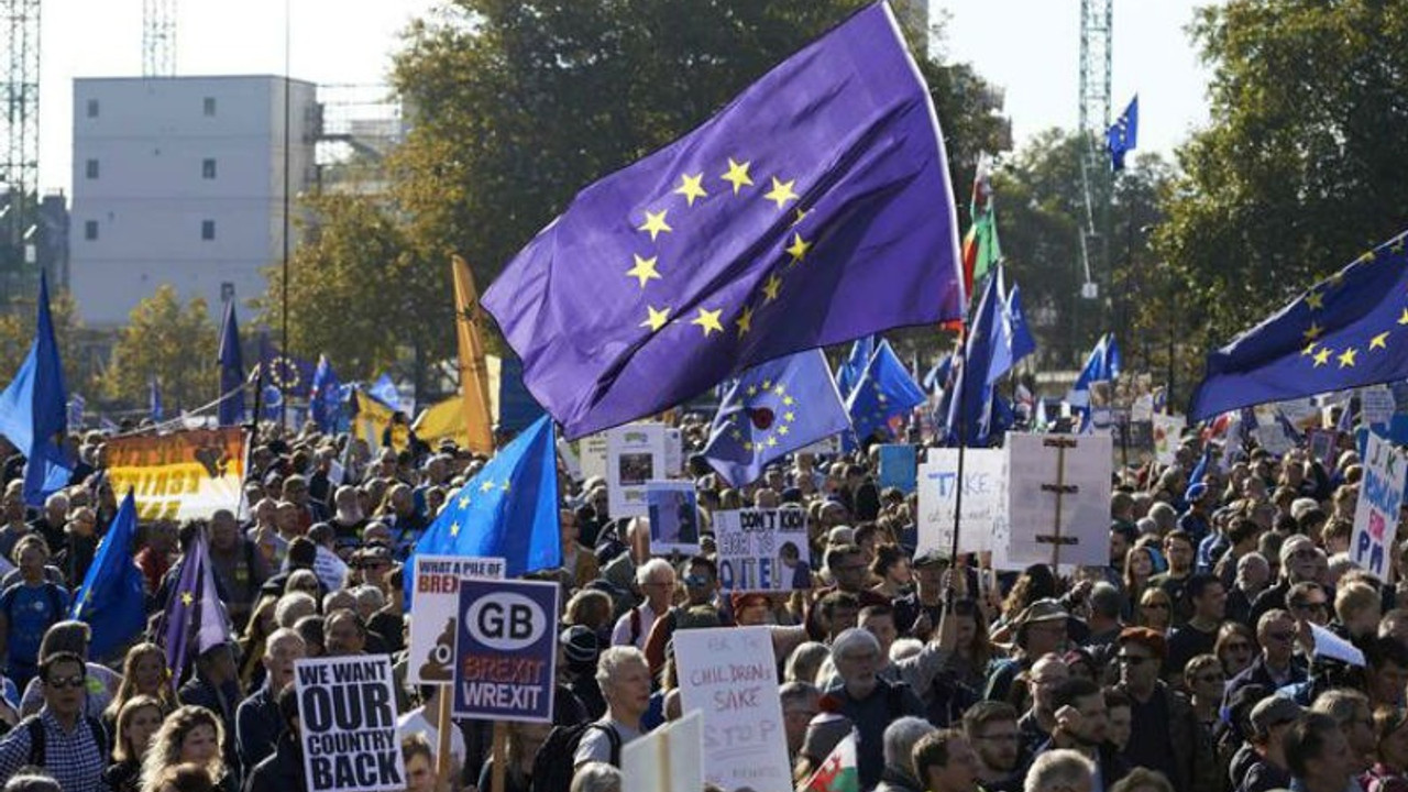 Brexit karşıtları Londra'da yürüdü