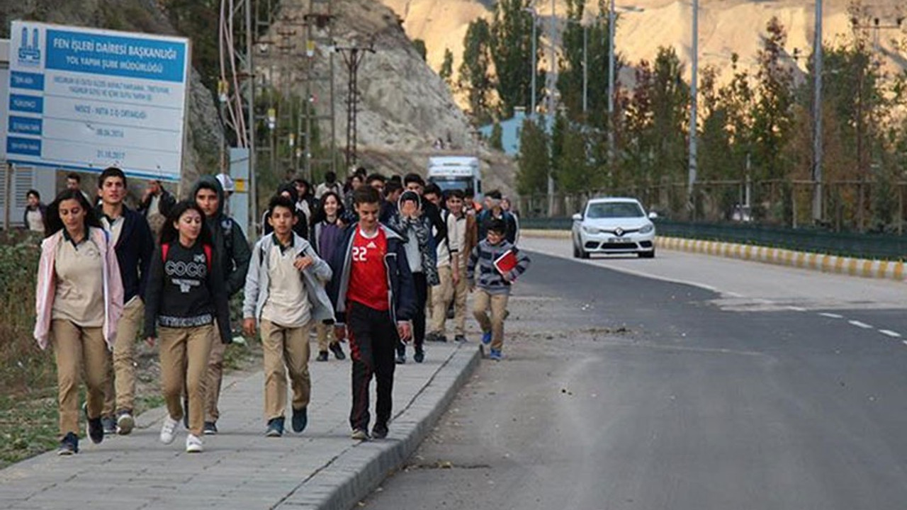 Erzurum'da öğrenciler yine yollarda kaldı