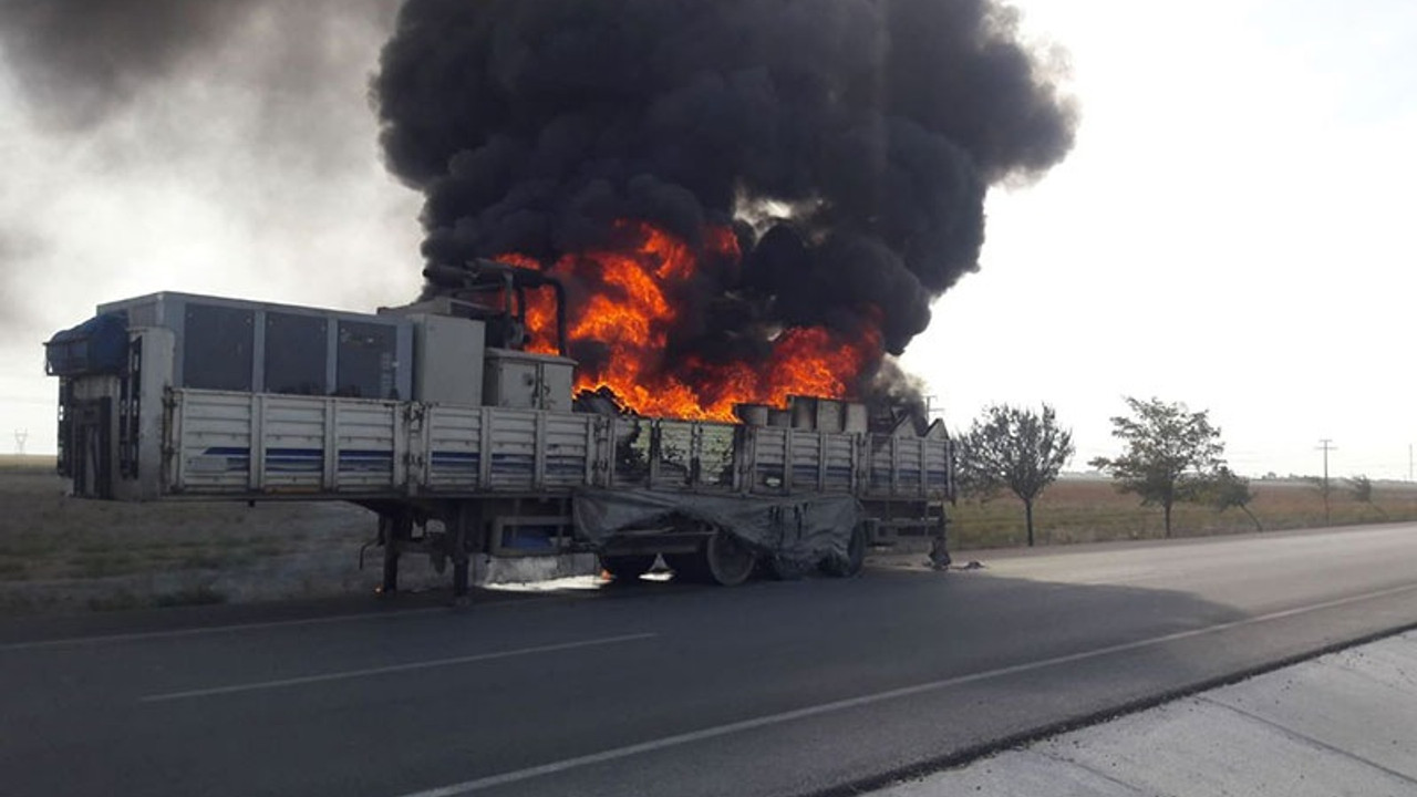 Taşıdığı sıcak demir TIR'ı yaktı