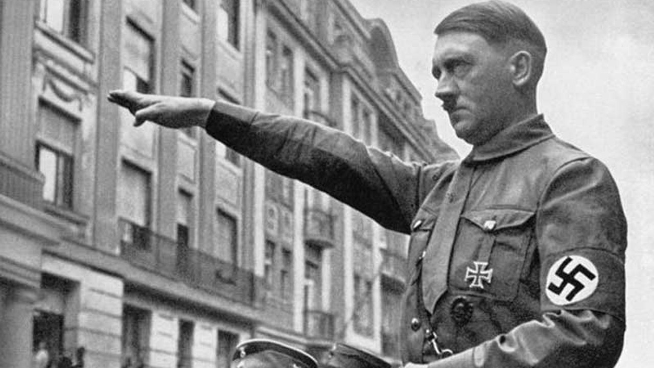 Doçent Hitler'i 'sosyalizmin kurucusu' ilan etti, profesörler onayladı