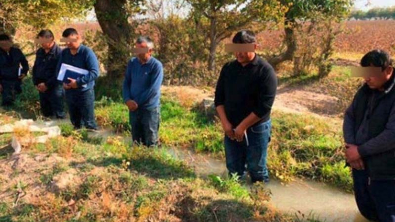 Çiftçileri suda bekleterek cezalandırınca görevden alındı