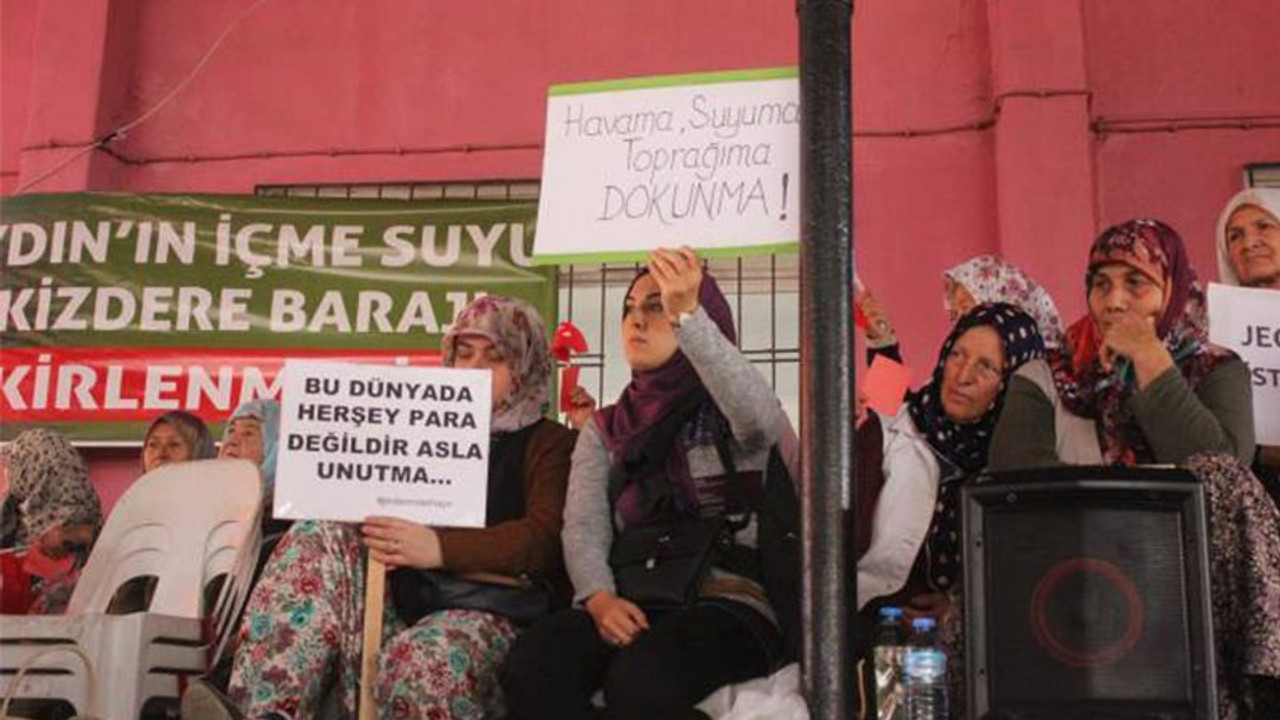 Protesto edilen yetkililer ÇED toplantısını terk etti