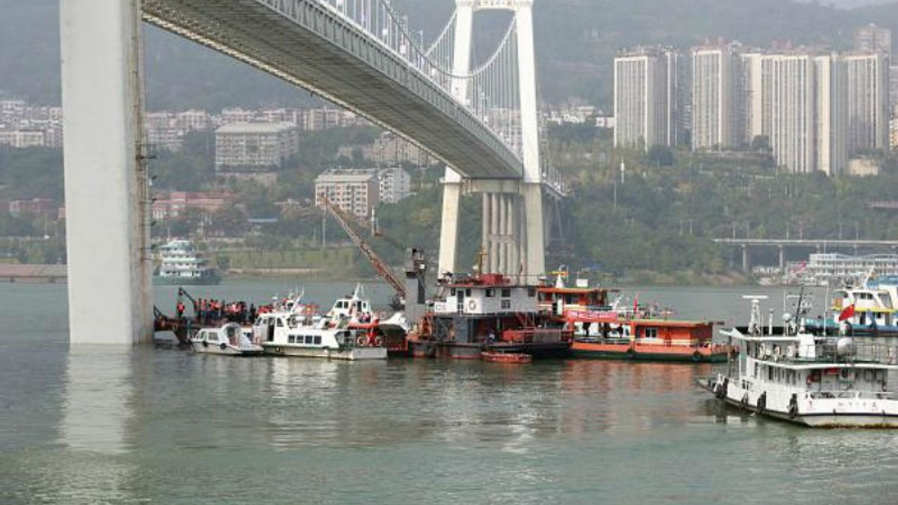 Şoförle yolcu kavga etti, otobüs nehre uçtu: 15 ölü