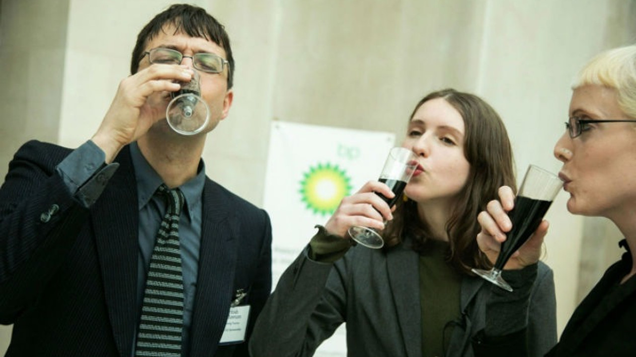 BP'yi protesto için petrollü şarap içtiler