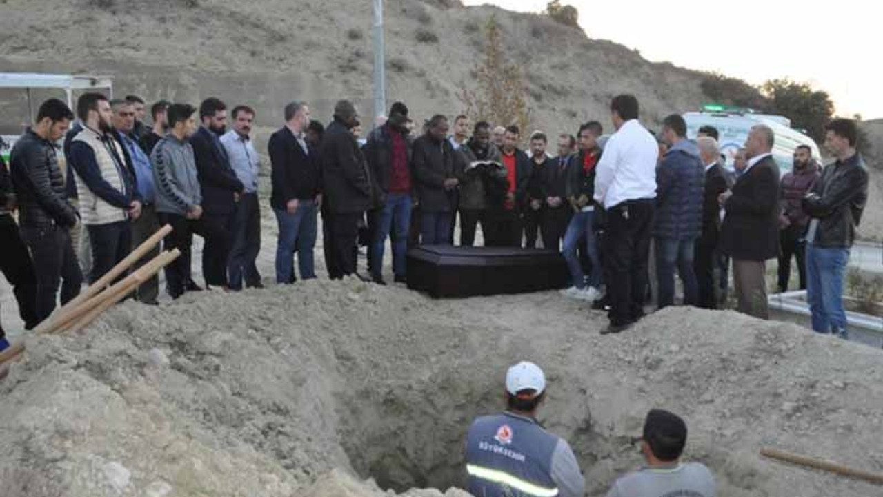 Nijeryalı futbolcu defnedildi, babası şikayetçi oldu