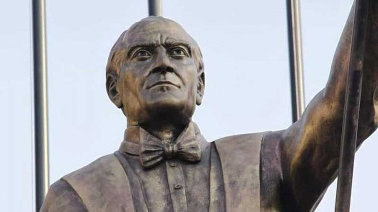 İzmir'de Atatürk'e benzemediği iddia edilen heykel tartışma yarattı