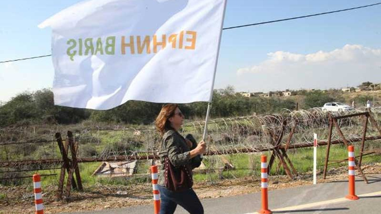 Kıbrıs'ta sınır kapıları 8 yıl sonra ilk defa açıldı