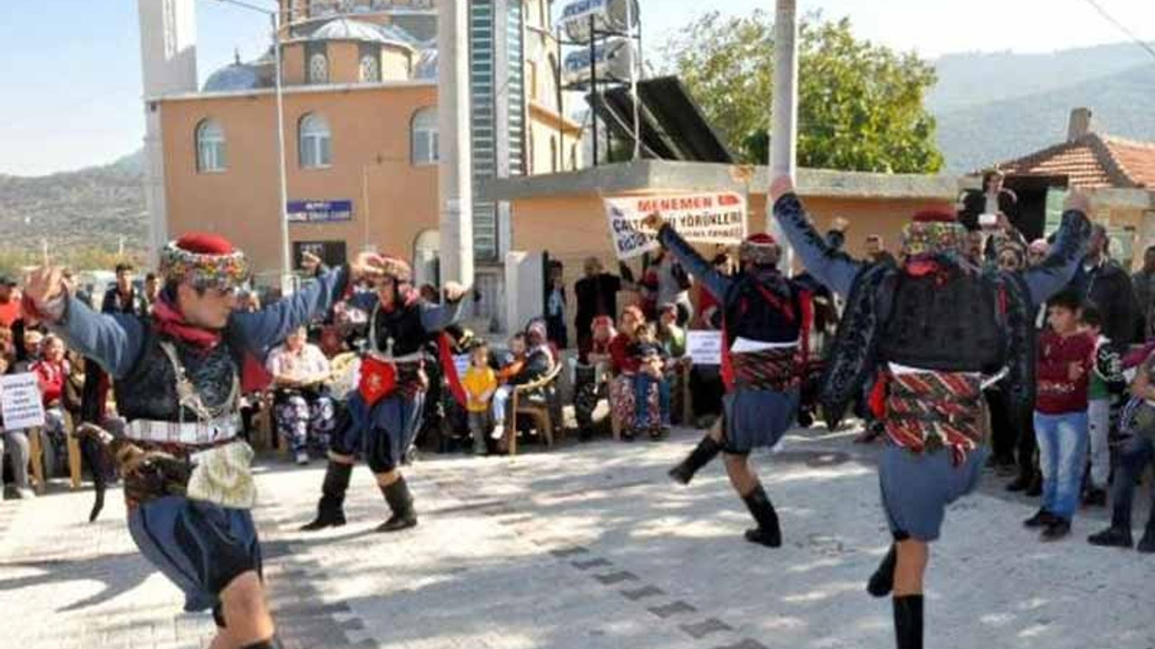 Menemen'de 'ÇED zaferi' zeybekle kutlandı