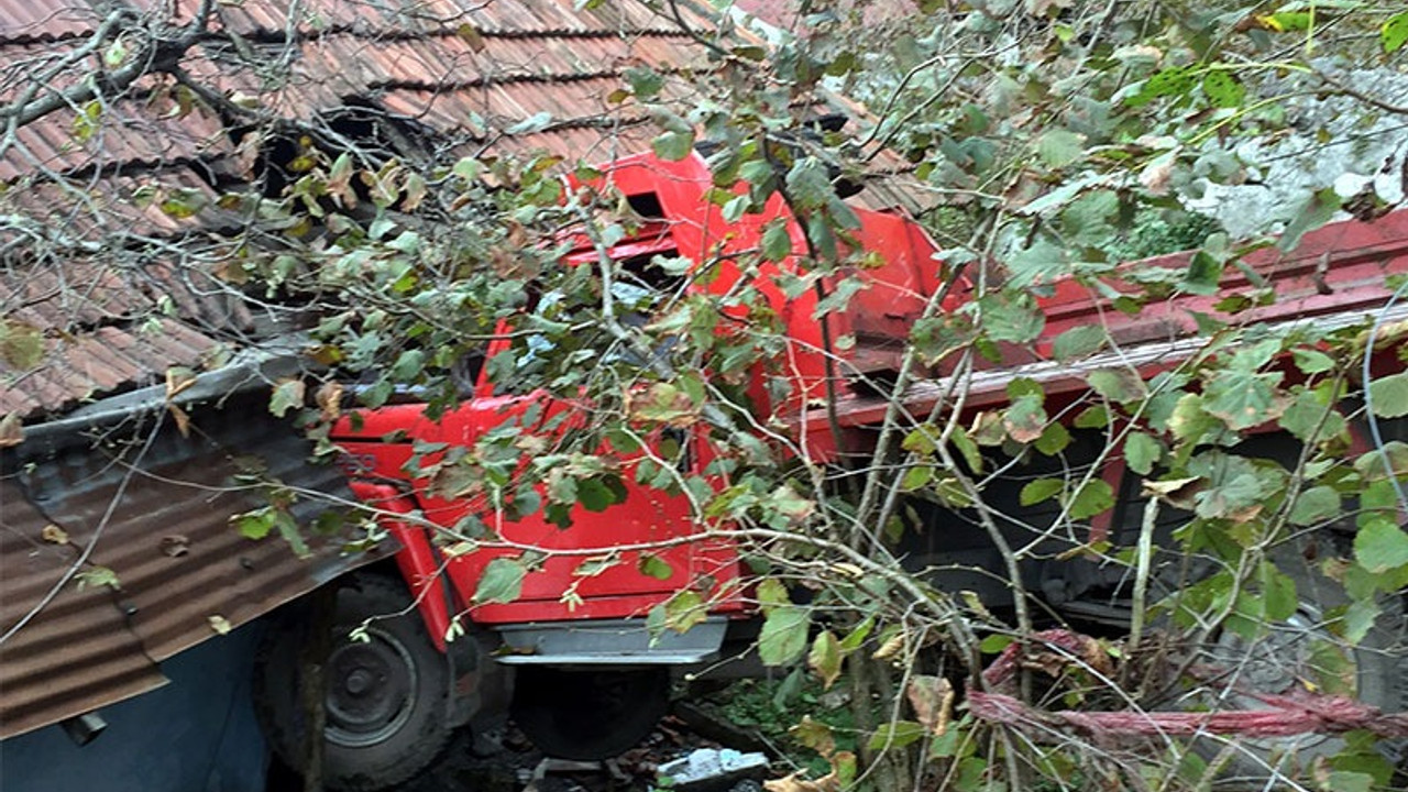 Freni boşalan kamyonet eve girdi, üzerine duvar yıkılan kadın yaralı