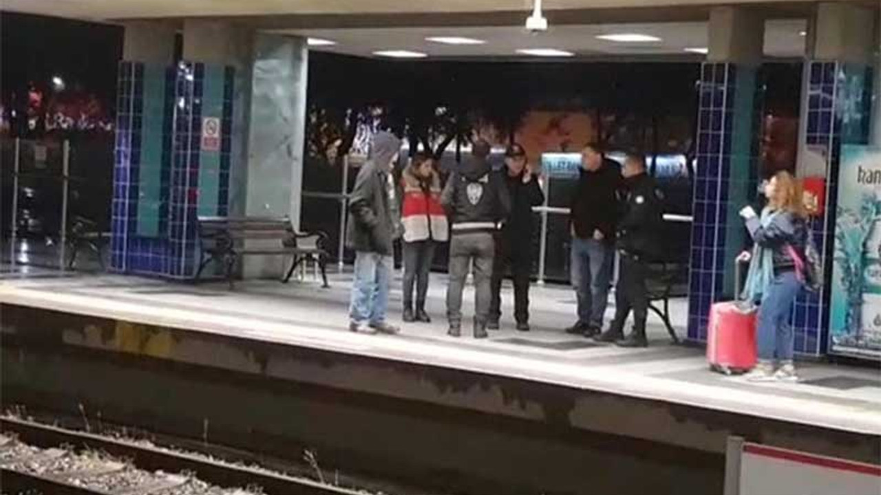 Kadın yolcu duvarla metro aracı arasına sıkıştı