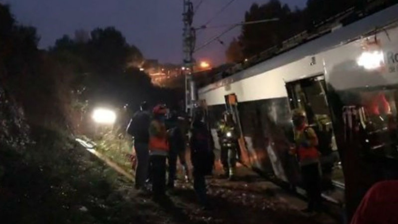 Barselona'da tren raydan çıktı