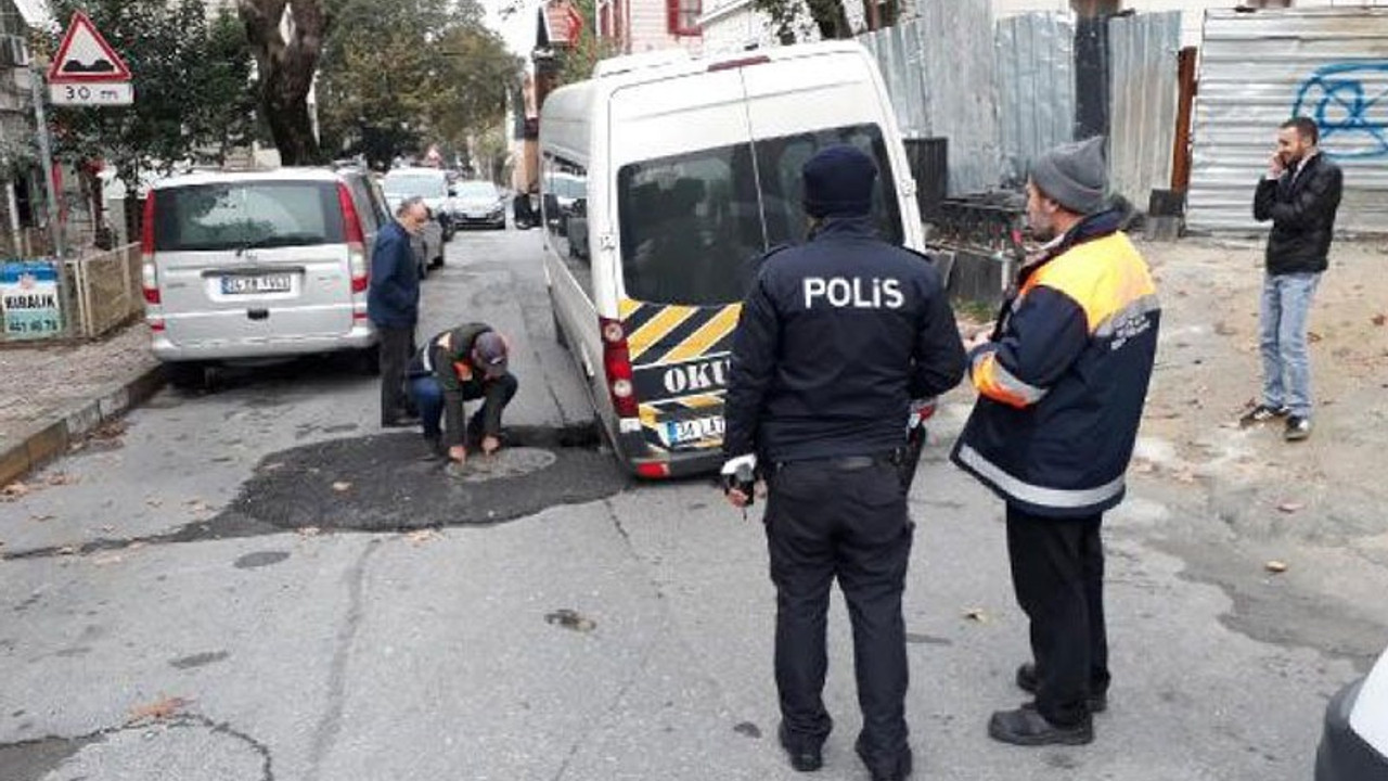 Bakırköy'de yol çöktü, öğrenci servisi mahsur kaldı