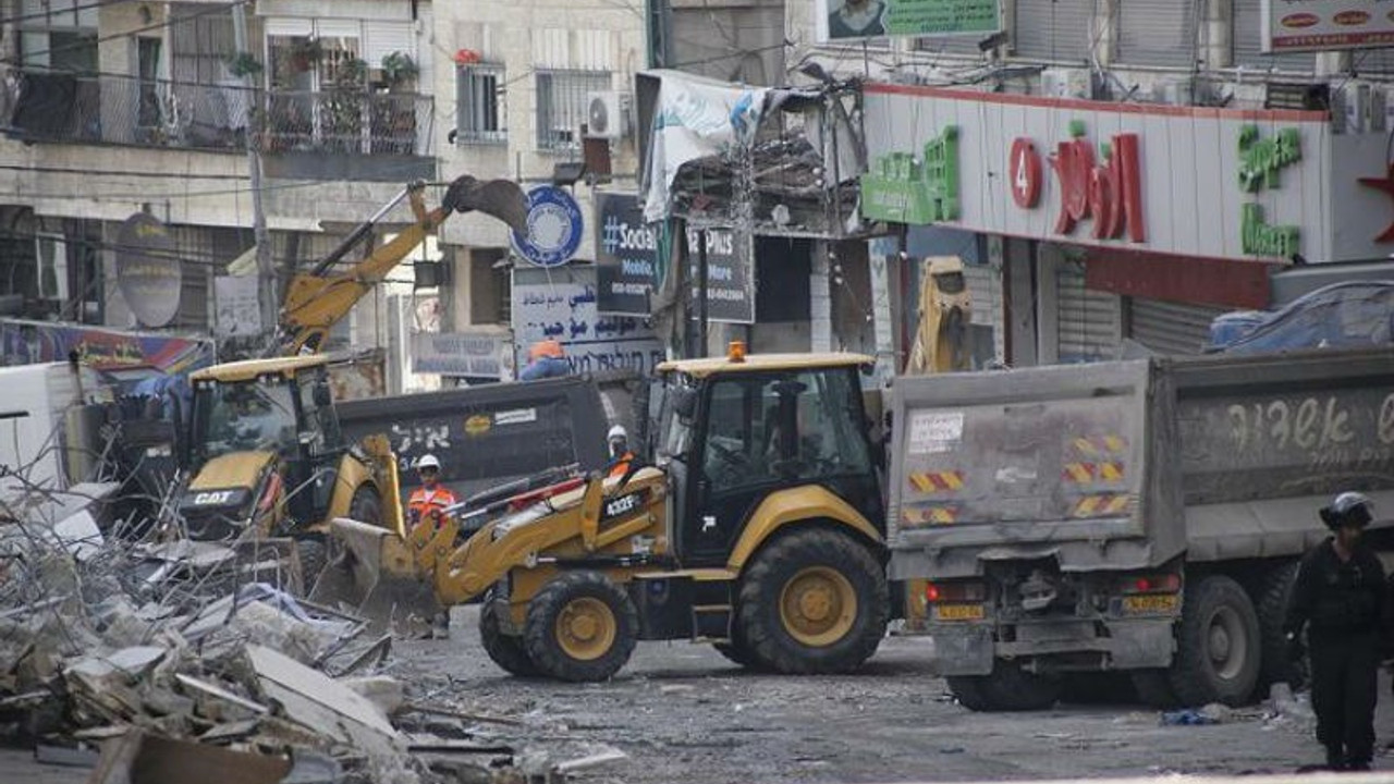 İsrail, Filistinlilere ait dükkanları yıktı