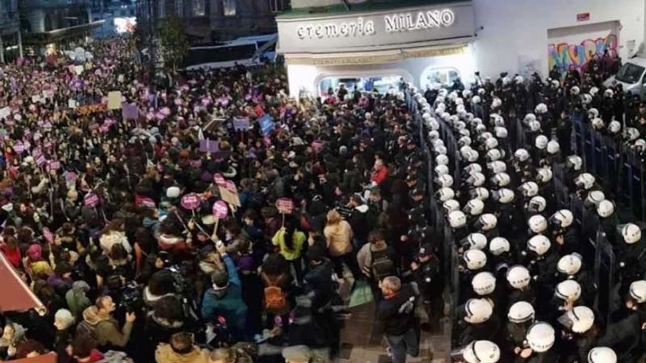 25 Kasım'da Taksim'de kadınlara biber gazı