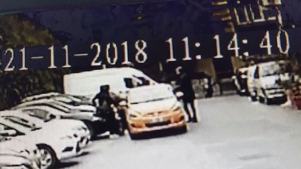 Turistlerden fazla para alıp yüzüne tüküren taksiciye para cezası