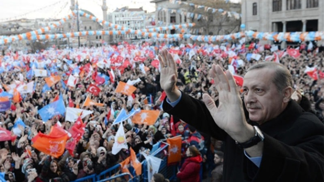 Yeni Şafak yazarı: 'Böyle giderse AK Parti dönüşümü başaramayacak'