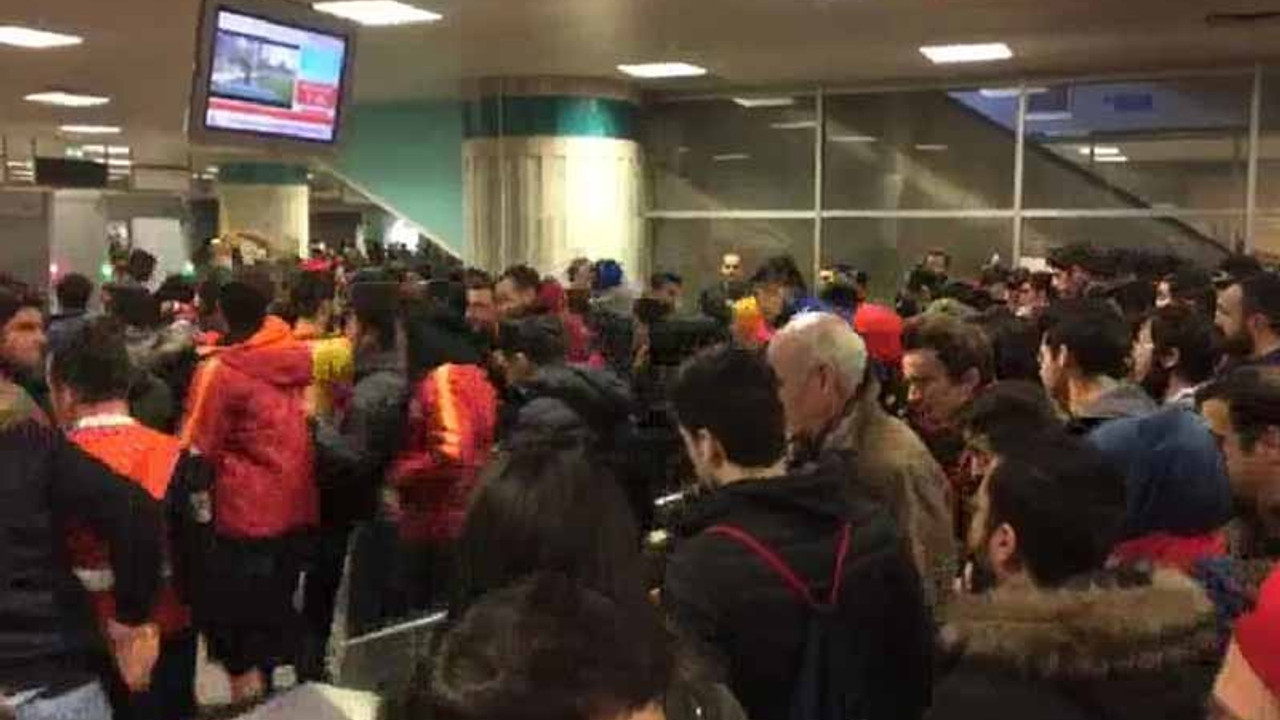 Galatasaraylılardan protesto: 'Akbil basma turnikeden atla'