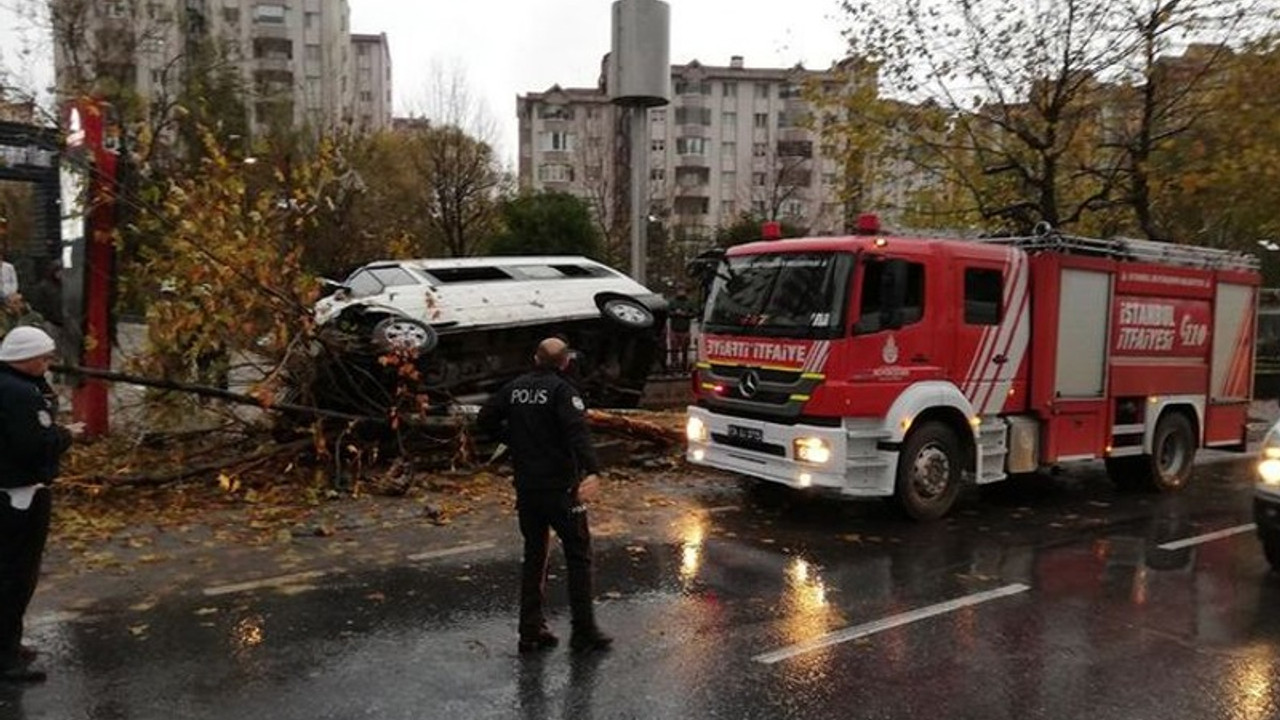 Esenyurt'ta servis minibüsü kaza yaptı: Çok sayıda yaralı var