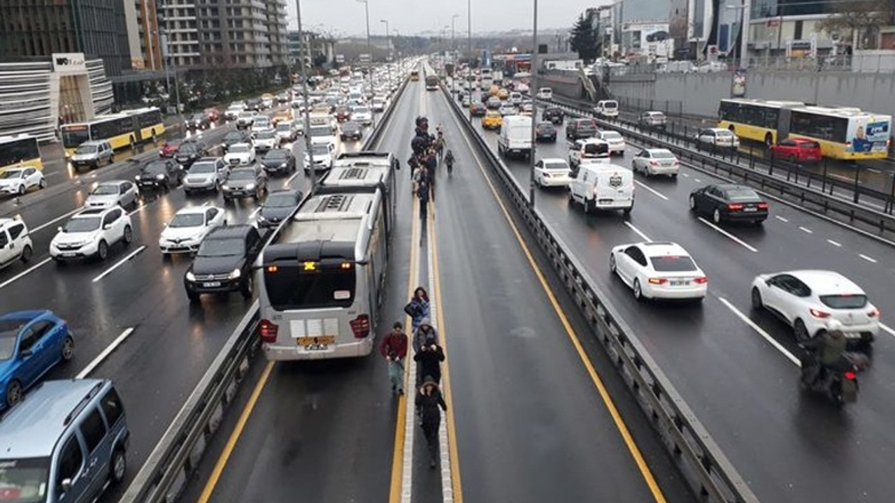 Metrobüs arızalandı, yurttaşlar yürüdü