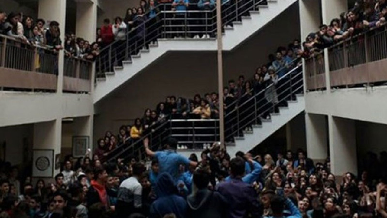 Öğrencilerin taciz protestosuna ceza