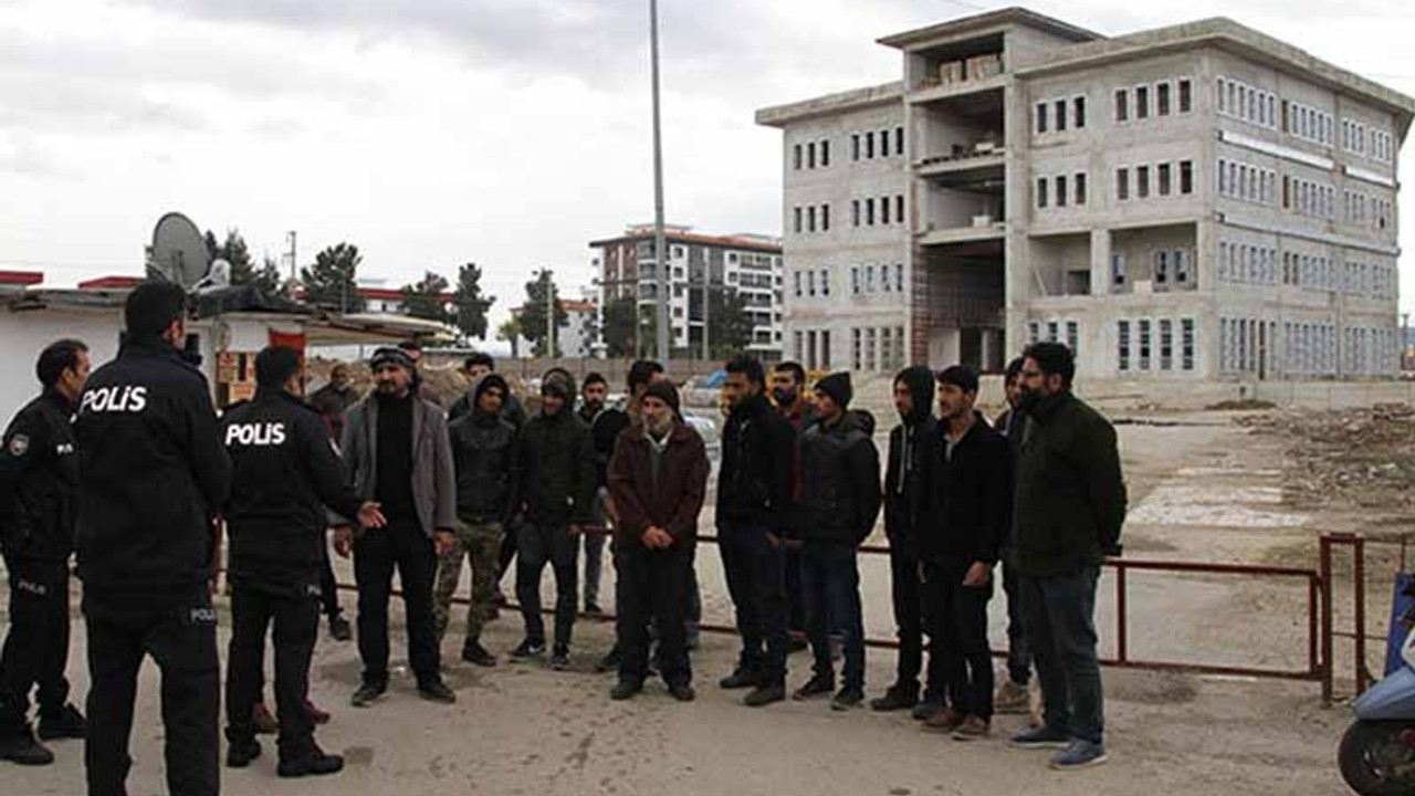 Belediye hizmet binası inşaatında çalışan işçiler iş bıraktı