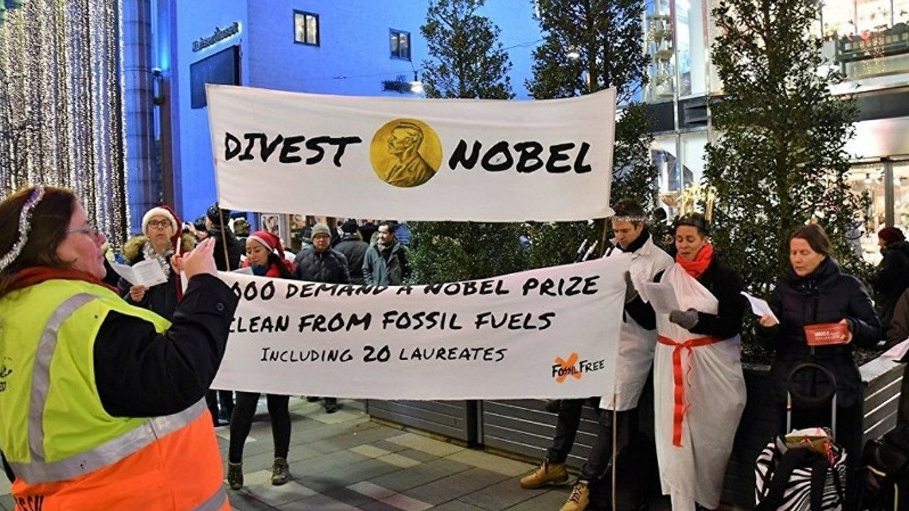 Protestolar eşliğinde Nobel Ödül töreni