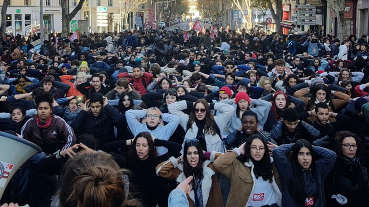 Fransa'da Kara Salı: Öğrenciler sokakta