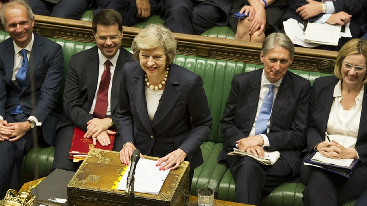 Theresa May güven oylamasını kazandı